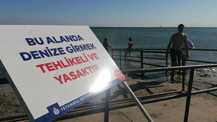 Silivri'de kötü hava şartlarından dolayı deniz'e girmek yasaklandı