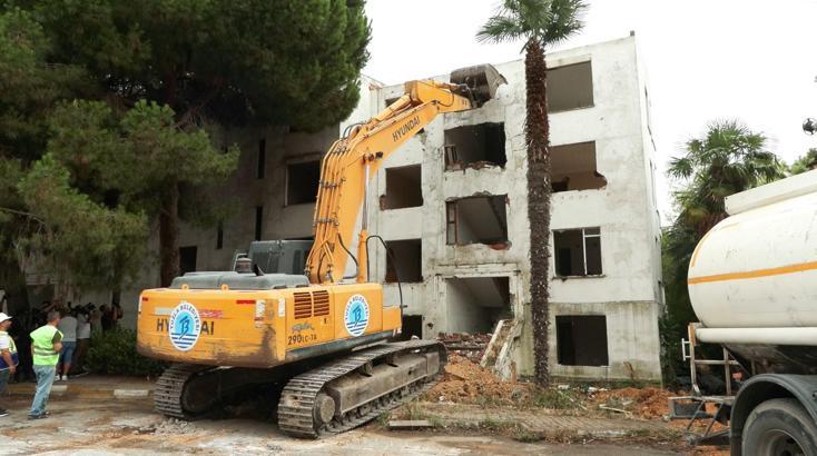 Tuzla’da kentsel dönüşüm kapsamında Marmados Sitesi yıkıldı
