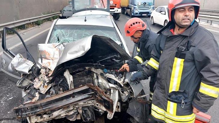 Otomobil, iş makinesine çarptı; sürücü ağır yaralı