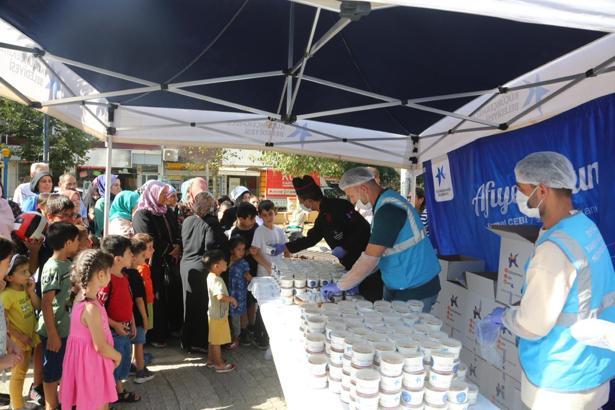Küçükçekmece'de muharrem ayı dolayısıyla aşure dağıtıldı