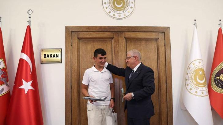 Bakan Güler, LGS 2'ncisi Muhammet'i tebrik etti