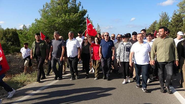 Ümit Özdağ, Çanakkale'de 'Zafer Yürüyüşü'ne katıldı
