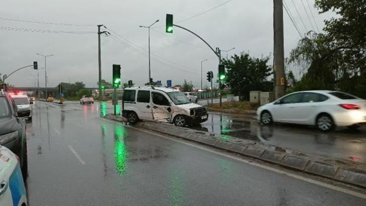 Ticari taksi dönüş yapan hafif ticari araca çarptı 4 yaralı