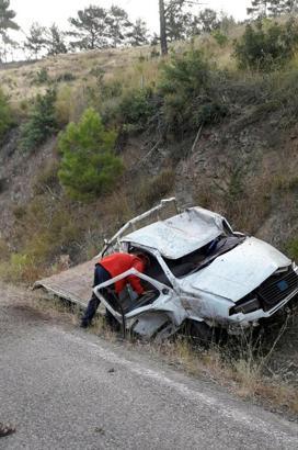 Uçuruma yuvarlanan kamyonetin sürücüsü öldü