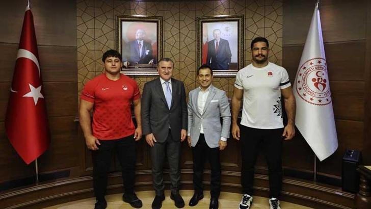 Gençlik ve Spor Bakanı Bak, şampiyon güreşçileri kabul etti