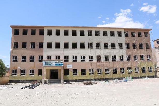 Hakkari'de deprem riskine karşı boşaltılan okullarda güçlendirme çalışması