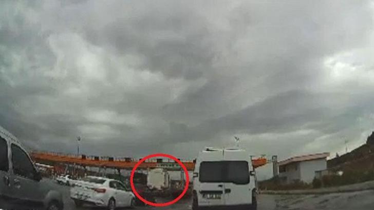 Kontrolden çıkan TIR, gişelerde bekleyen 3 otomobile çarptı; kaza kamerada