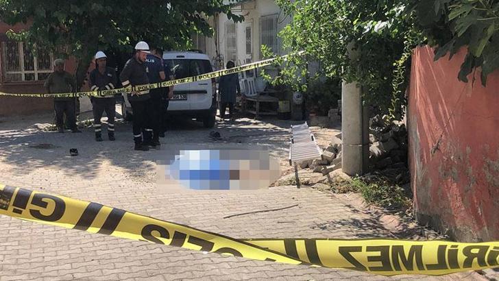 Evin elektrik bağlantısını yapmak için çıktığı direkte akıma kapılıp öldü