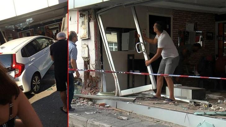 Kadıköy'de otomobil berbere girdi: 1’i çocuk 4 yaralı