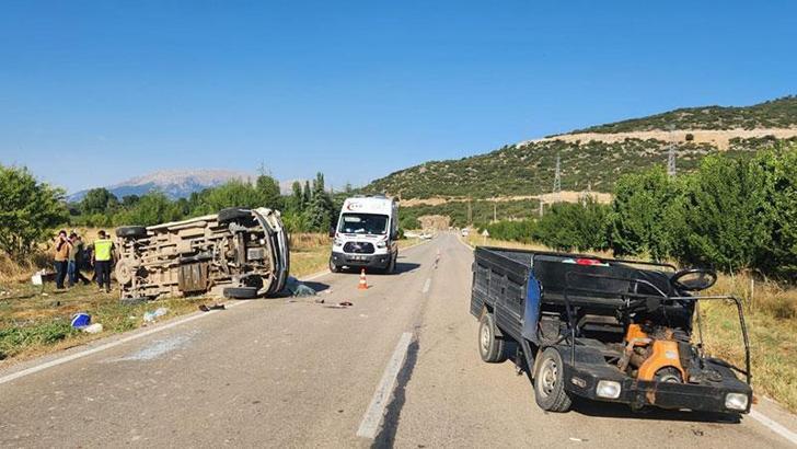 Isparta'da minibüs ile patpat çarpıştı: 1 ölü, 13 yaralı