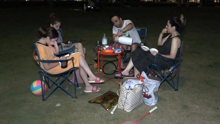 Antalya'da sıcaktan bunalanlar akşam da sahili doldurdu