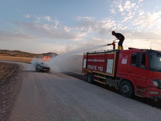 Çorum'da seyir halindeki otomobili yandı