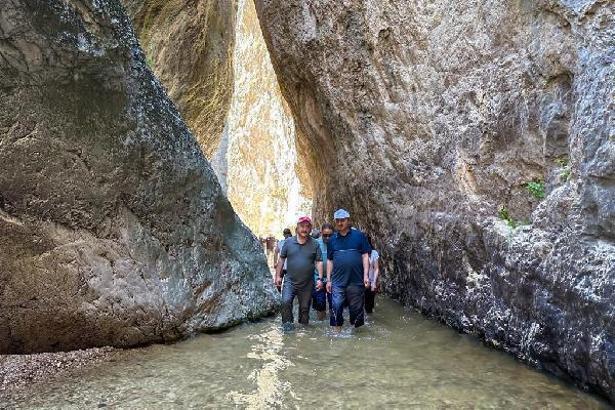 Vali Hatiopoğlu, Zinav Kanyonu'nda zorlu yürüyüşe katıldı