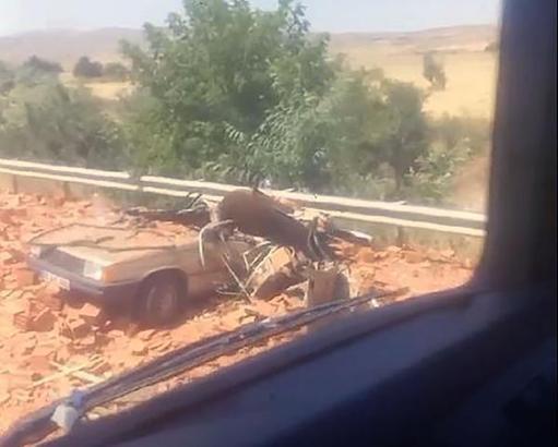 TIR'daki tuğlalar, otomobilin üzerine döküldü: 2 yaralı