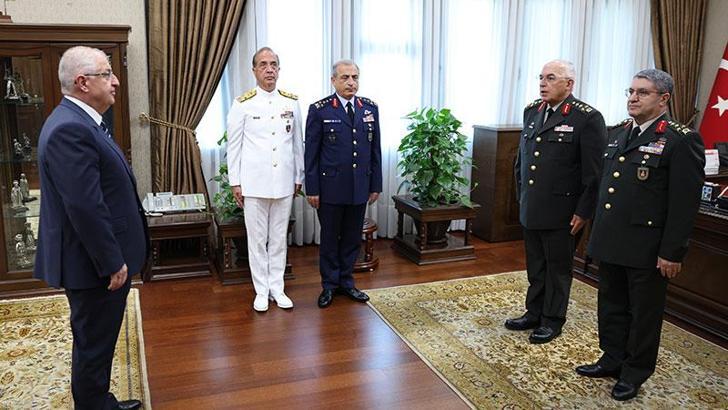 Kara ve Hava Kuvvetleri komutanlıklarında devir teslim