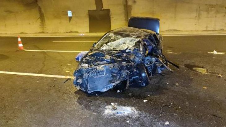 Sultangazi'de tünelde duvara çarpan otomobil hurdaya döndü