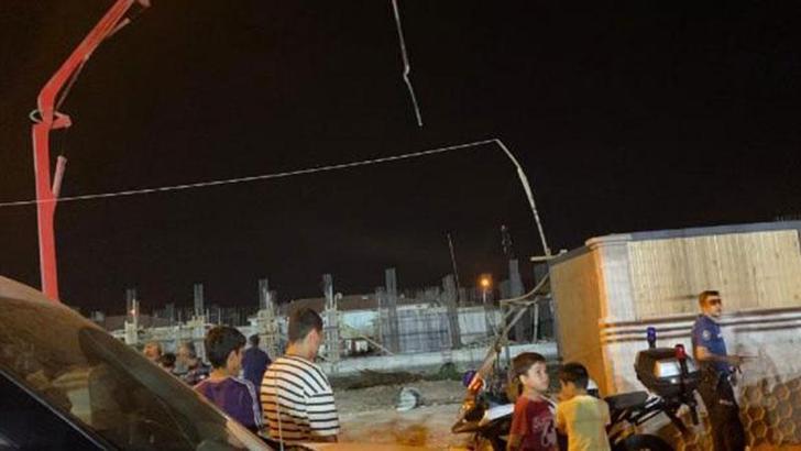 Beton pompasının hortumunun çarptığı işçi, birinci kattan düştü