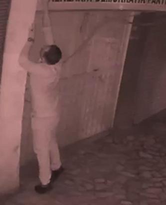 HDP İl Başkanlığı'nın tabelasını söküp, çöp konteynerine attı