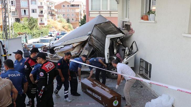 Apartmanın duvarına çarpan kamyonetin sürücüsü öldü