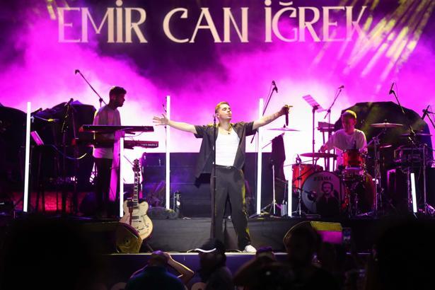 Aliağa'da Emir Can İğrek ve Zeynep Bastık konser verdi