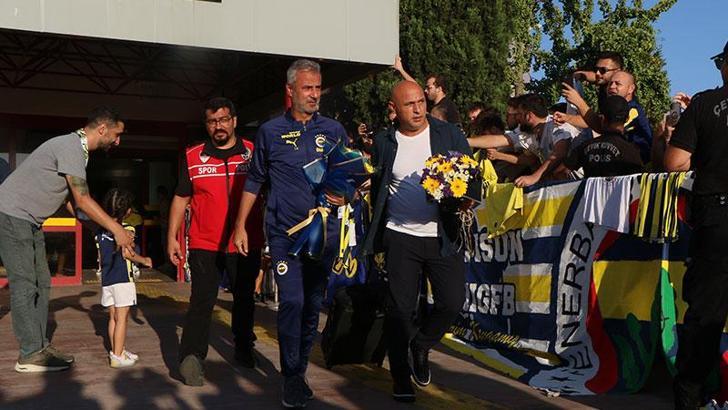 Fenerbahçe kafilesine Samsun’da meşaleli karşılama
