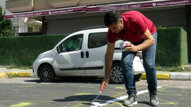 Avcılar'da yoldaki kasise uyarı çizgilerini esnaf çekti