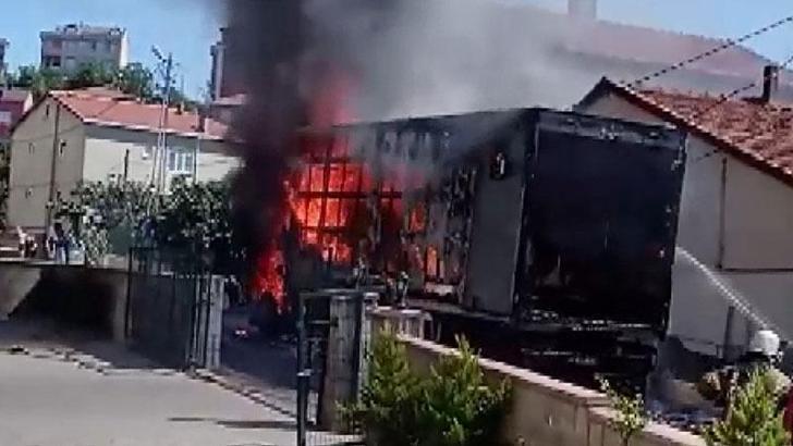 Pendik'te park halindeki nakliye kamyonu alev alev yandı