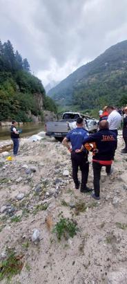 Rize'de dereye uçan kamyonetteki babaanne öldü, torunu yaralandı