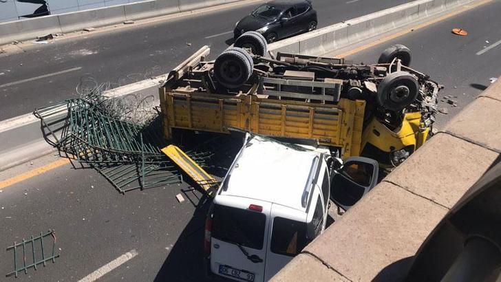 Freni boşalan kamyon, alt geçitteki aracın üzerine düştü: 2 yaralı