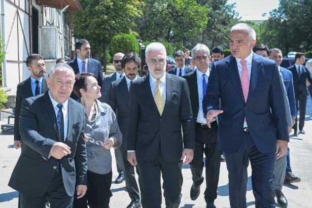 Bakan Ersoy, Devlet Tiyatroları'nın atölye sahnesini ziyaret etti