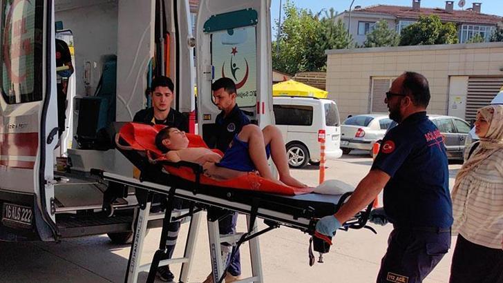 Çay doldurmaya çalışan Ahmet, üzerine kaynar suyun devrilmesiyle yandı