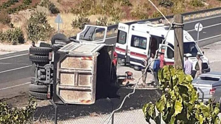 Lastiği patlayıp devrilen kamyonun şoförü yaralandı