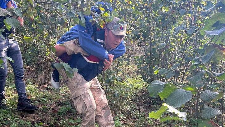 Bir gün sonra bulunan Alzheimer hastasını jandarma personeli sırtında taşıdı