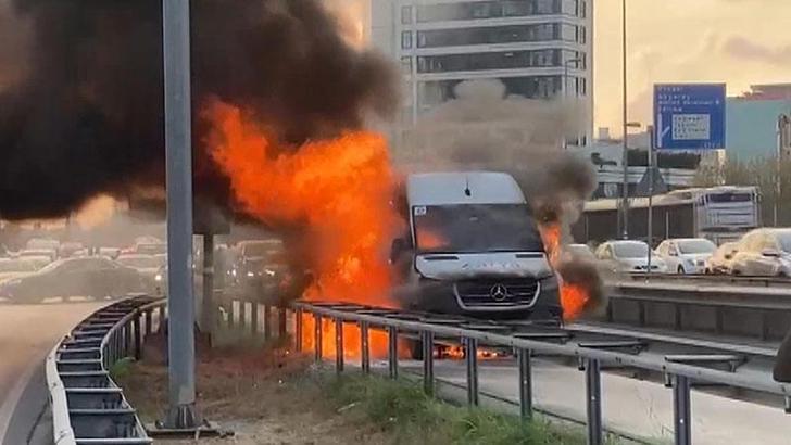 ÅžiÅŸli'de servis minibüsü alev alev yandı