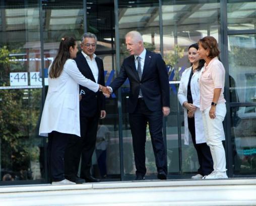 Yunanistan'da denizde kaza yapan Sabancı çiftini ziyaret eden Vali Gül: Gördüğümüz kadarıyla durumları iyi