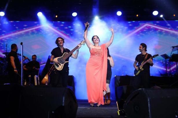 Aliağa'da Zara ve Uğur Aslan sahne aldı