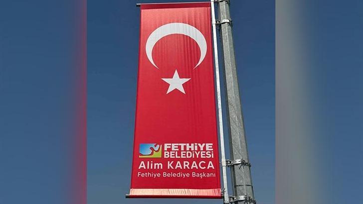 Fethiye'de belediyenin logosu ile başkanın isminin yer aldığı Türk bayrakları toplatıldı