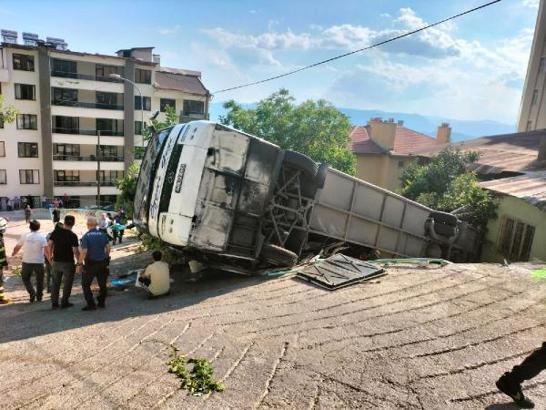 Tur otobüsü, evin bahçesine devrildi: 24 yaralı