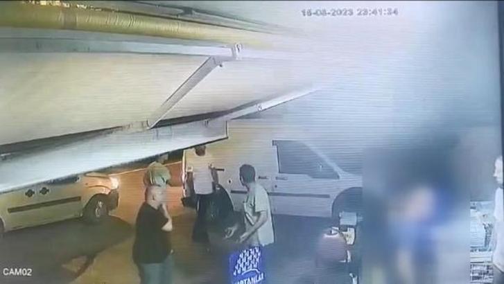 Silivri'de büfeye silahlı saldırı anı kamerada: 1'i ağır 2 kişi yaralandı