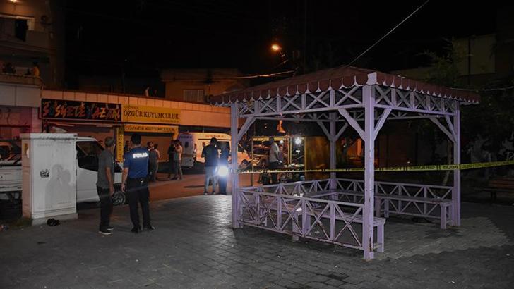Adana'da parkta oturan arkadaş grubuna silahlı saldırı: 4 yaralı