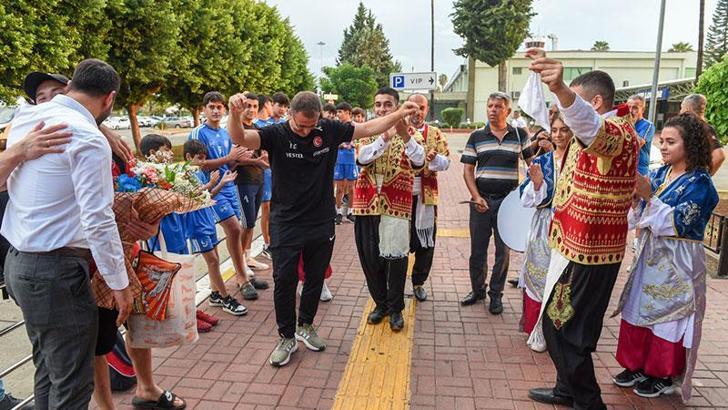 Cimnastik Milli Takımına Adana'da çiftetelli ile karşılama