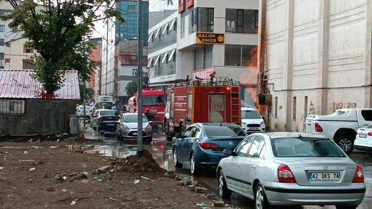 Tatvan’da AVM’de yangın