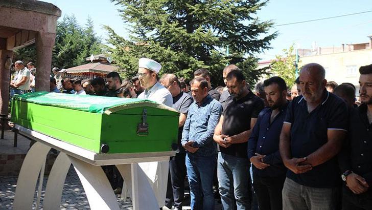 Cip ile otomobilin çarpıştığı kazada ölen 4 kişiden 2'si toprağa verildi