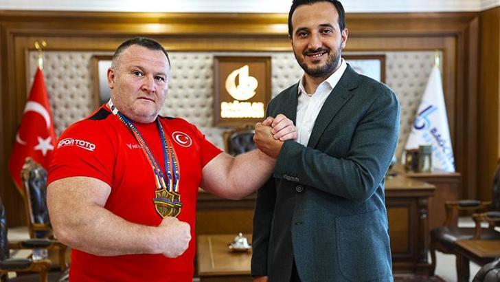 Bilek güreşi eğitmeni Erkan Damar dünya şampiyonu oldu