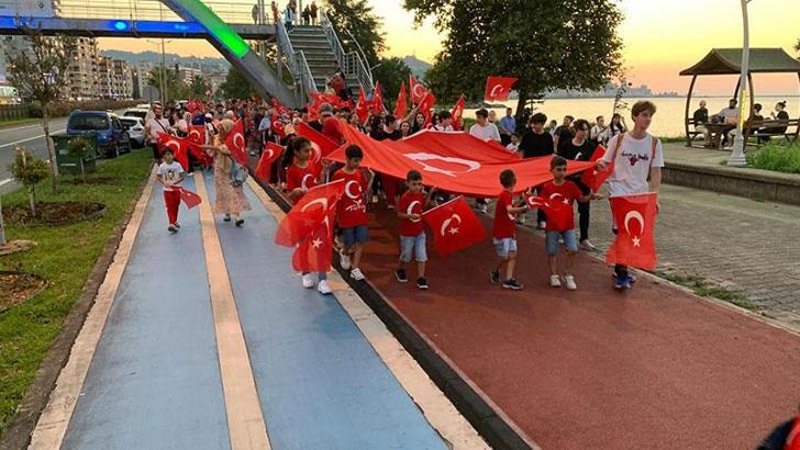 Rize'de 30 Ağustos Zafer Bayramı, 'Bayrak Yürüyüşü' ve 101 havai fişek gösterisi ile kutlandı