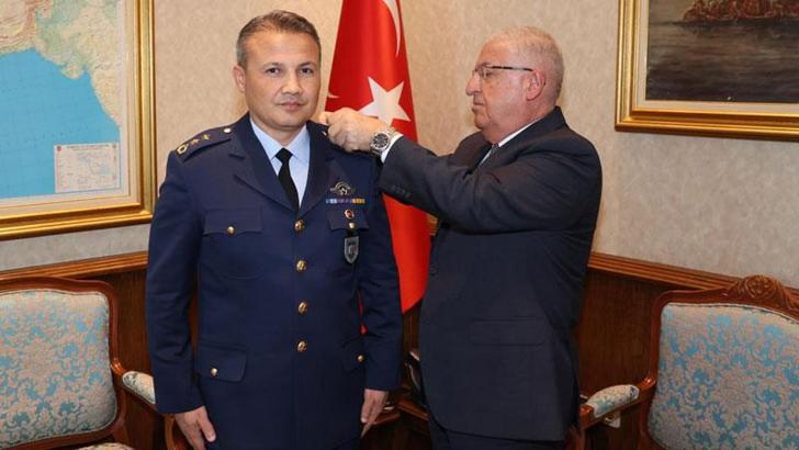 Bakan Güler, uzaya gidecek ilk Türk pilota rütbesini taktı