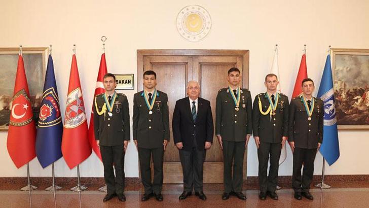 Bakan Güler, dünya şampiyonu askeri pentatlon takımını kabul etti