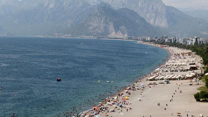 Sıcaktan bunalanlar Konyaaltı Sahili'ni doldurdu