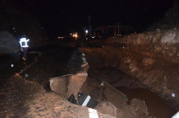 Aksaray'da sel nedeniyle yol yarıldı; sulara kapılan araçta mahsur kaldılar