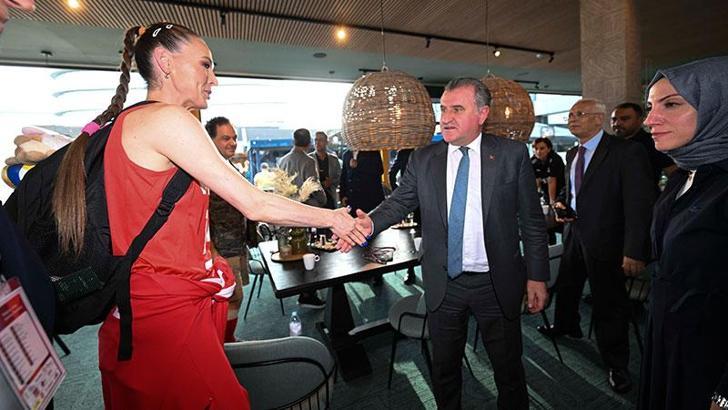 Bakan Bak'tan Filenin Sultanları'na tebrik